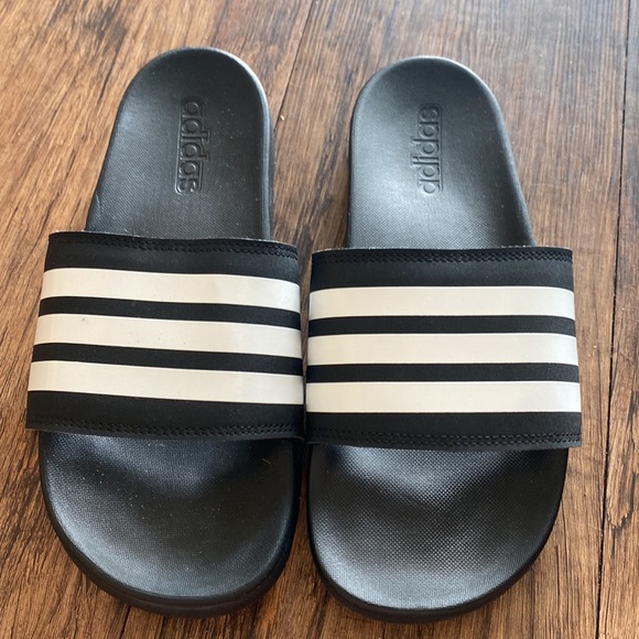 Adidas size 8 slides. Excellent condition never worn. - Picture 2 of 9